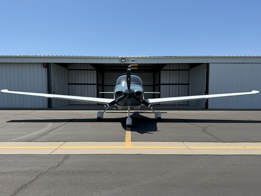 N89LF - Exterior 01