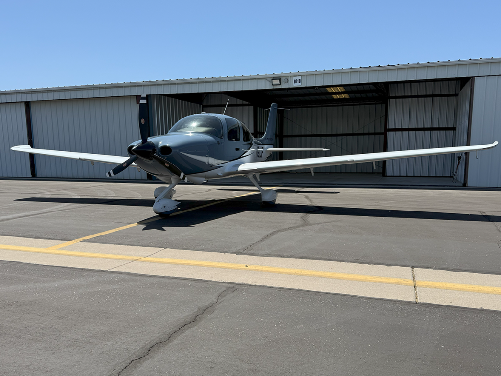N89LF - Exterior 02