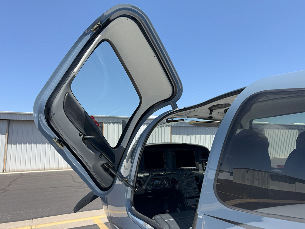N89LF - Interior 01