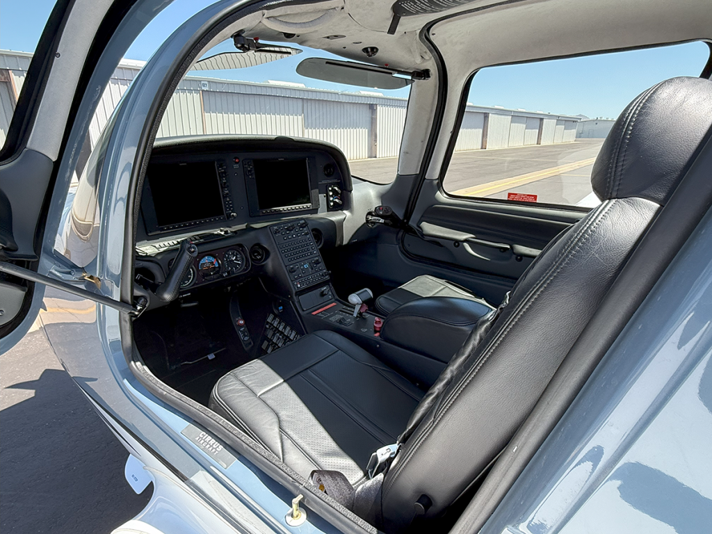 N89LF - Interior 02
