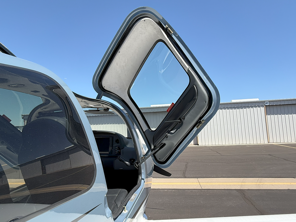 N89LF - Interior 03