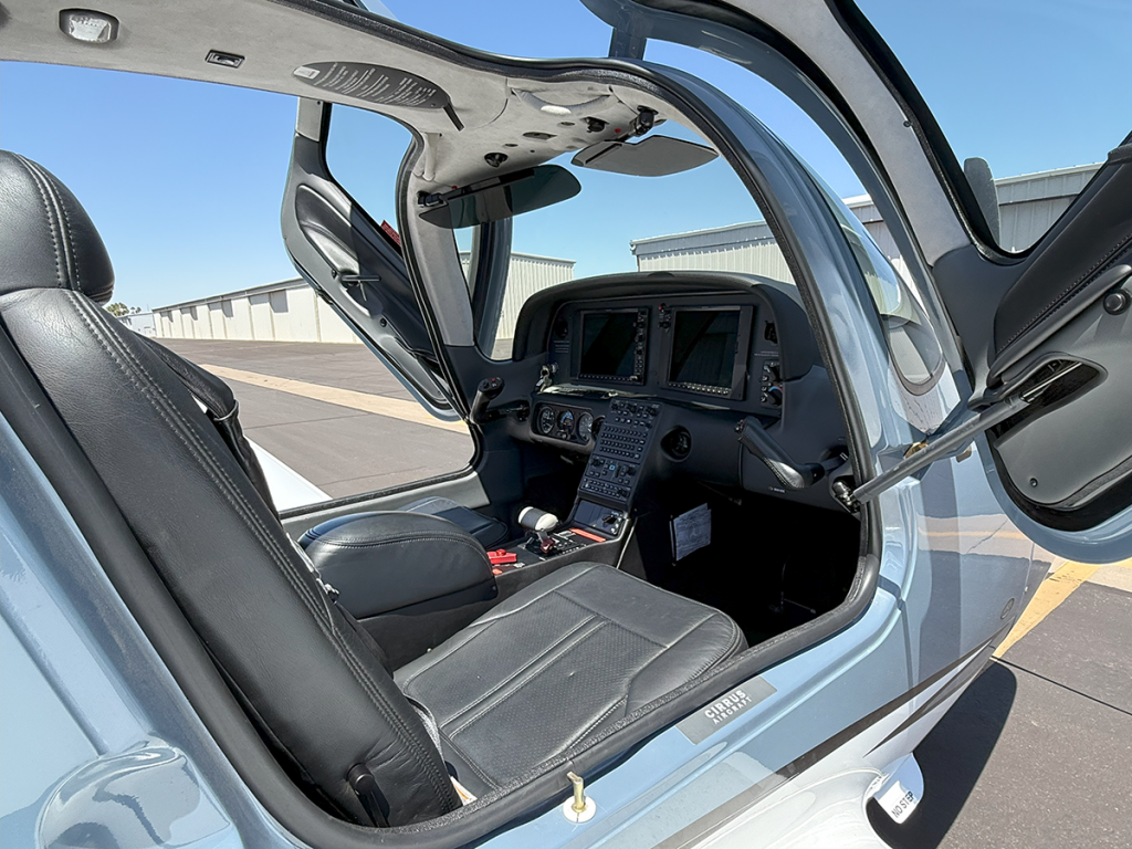N89LF - Interior 04