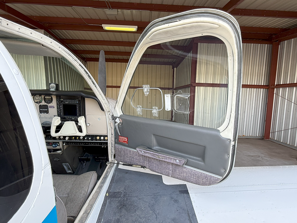 N76KU - Interior 01
