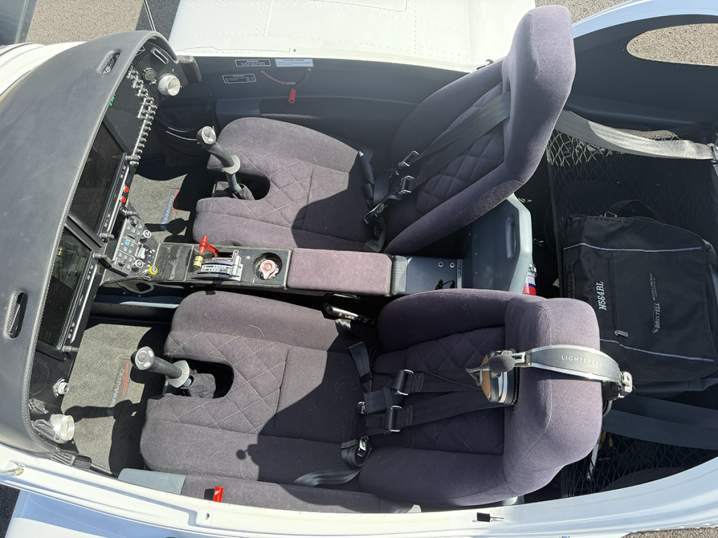 N564BL - Interior 01