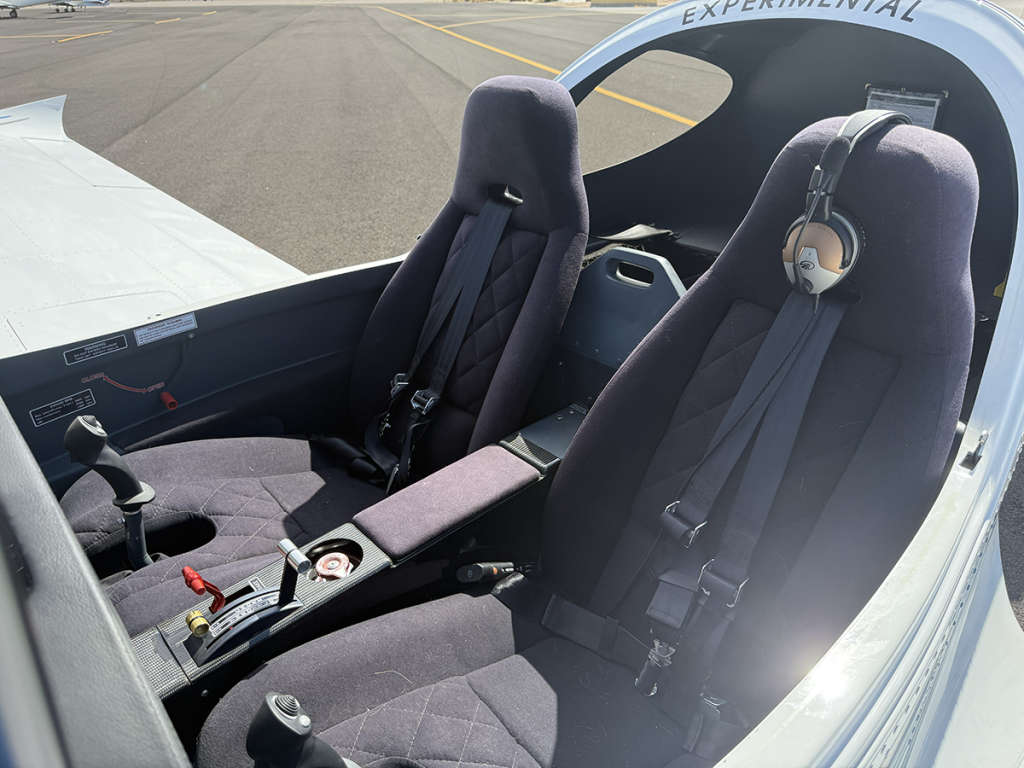 N564BL - Interior 02