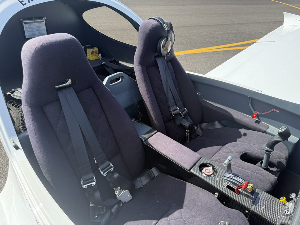 N564BL - Interior 03