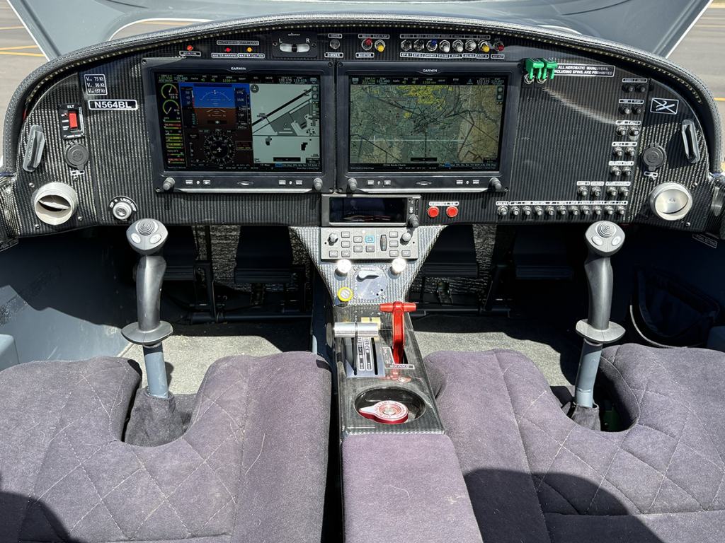 N564BL - Panel 01