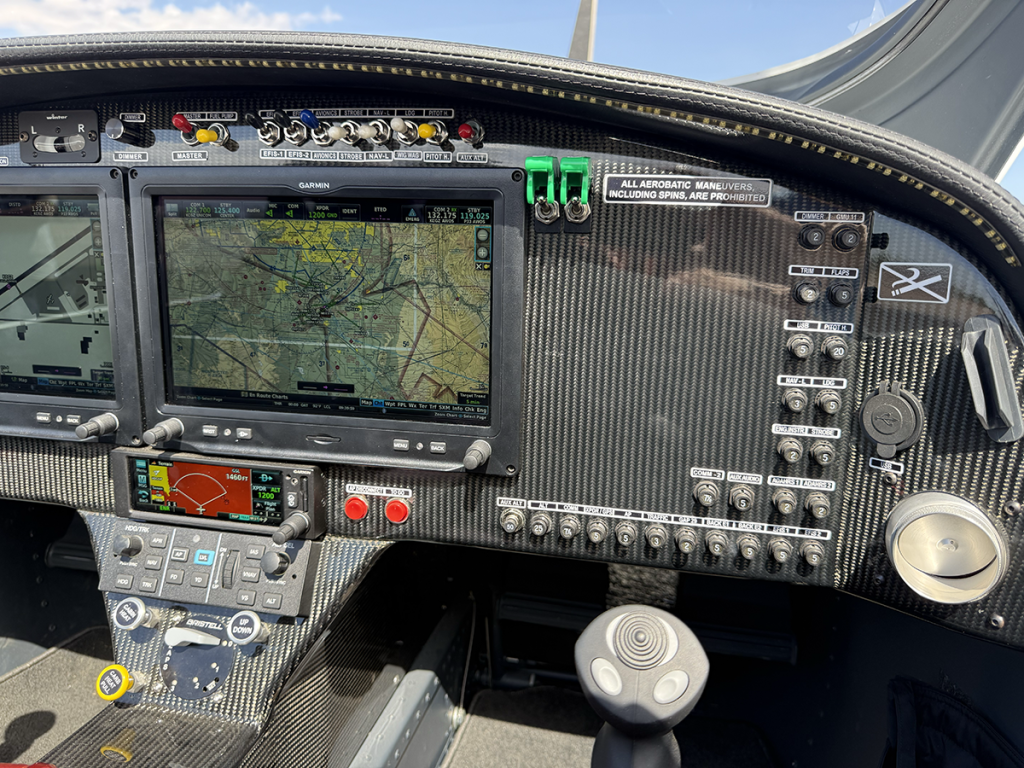 N564BL - Panel 04