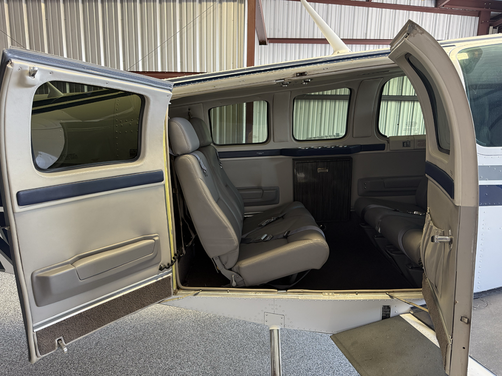 N668DE - Interior 01
