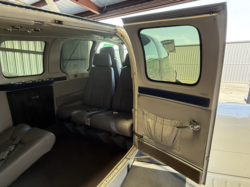 N668DE - Interior 01a