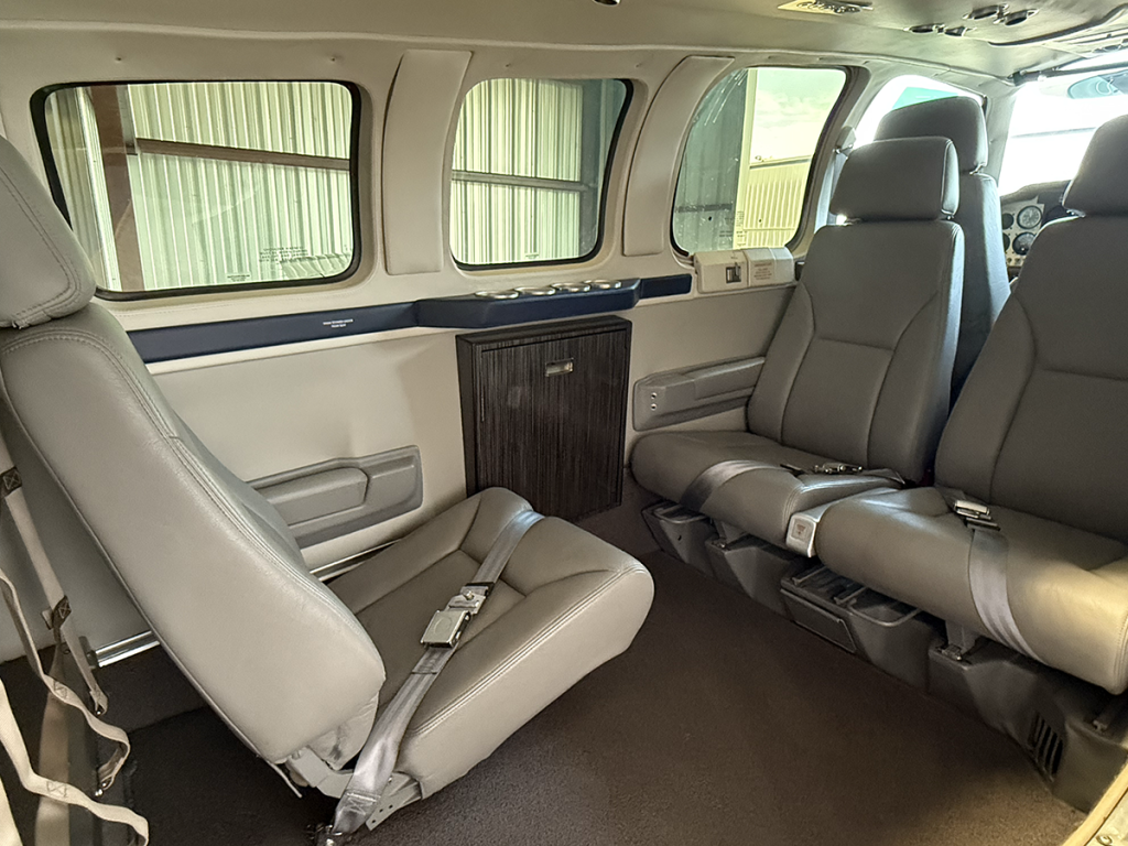 N668DE - Interior 06