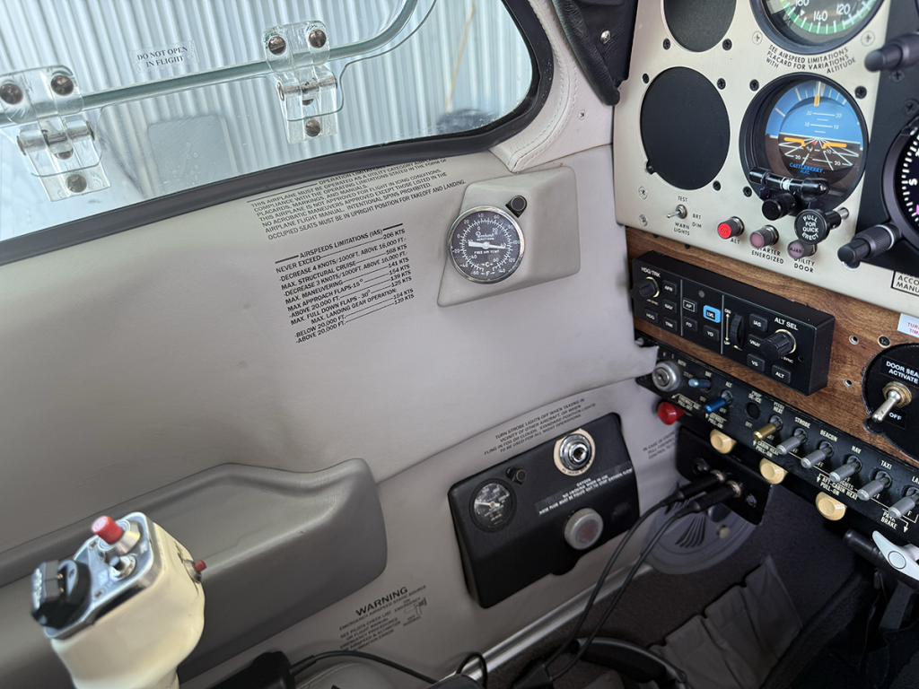 N668DE - Panel 09