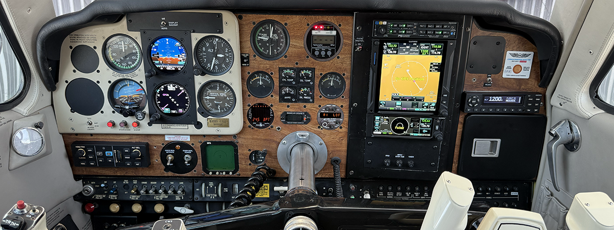 N668DE - short wide panel N668DE - short wide panel