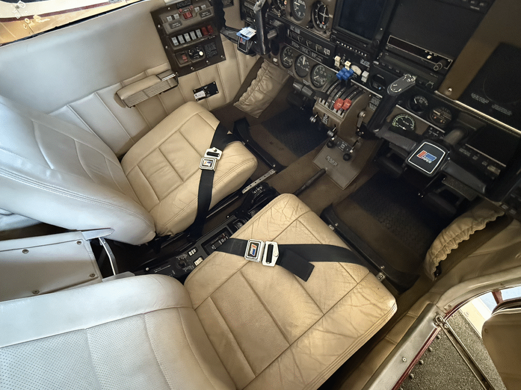 N2285M - Interior 02