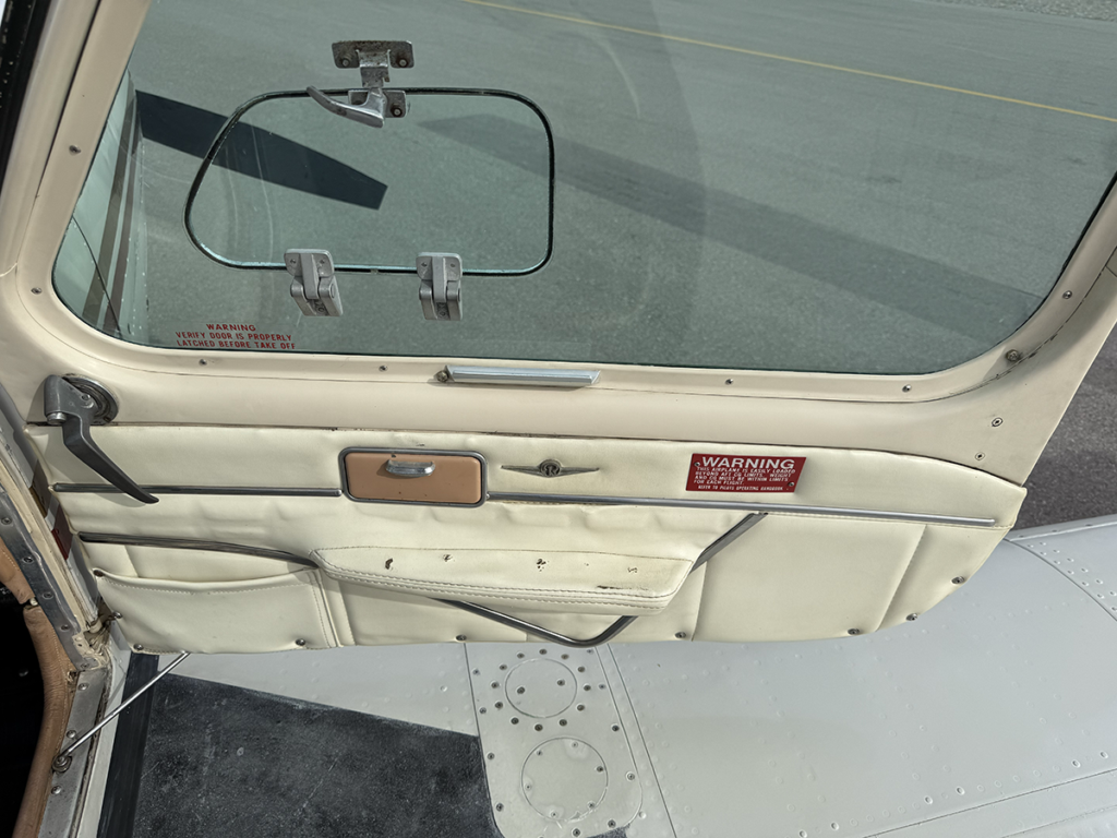 N9381Y - Interior 02