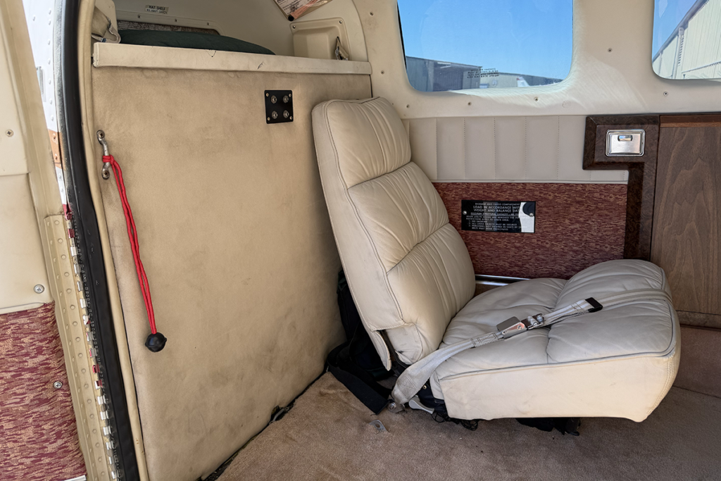 N2035R - Interior 02