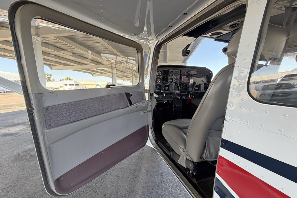 N598MC - Interior 00