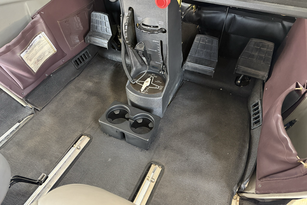 N598MC - Interior 01