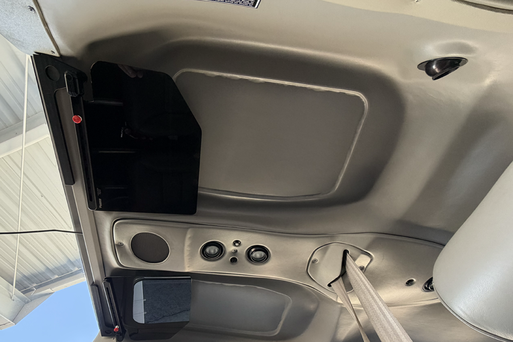 N598MC - Interior 04