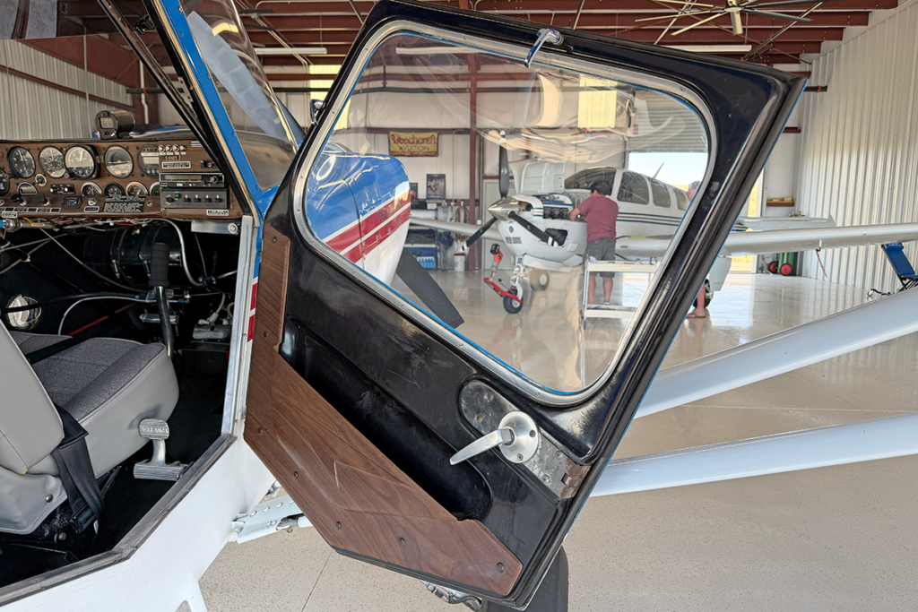 N4142Y - Interior 01
