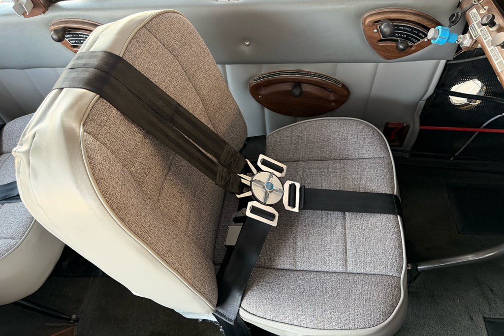 N4142Y - Interior 02